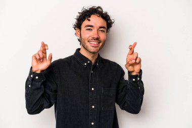 Beyaz arka planda izole genç beyaz adam şans dilemek için şans diliyor.