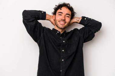 Beyaz arka planda izole edilmiş genç beyaz adam kollarını uzatıyor, rahat bir konumda..