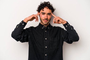 Beyaz arka planda izole edilmiş genç beyaz bir adam bir göreve odaklanmış, işaret parmaklarını işaret ediyor..