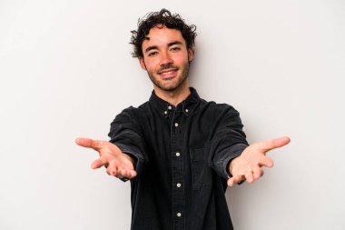 Beyaz arka planda izole edilmiş beyaz bir genç hoş bir ifade sergiliyor..