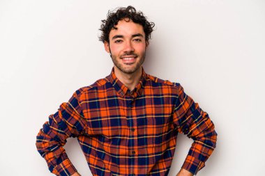 Beyaz arka planda izole edilmiş beyaz bir adam. Kendine güveniyor. Kalçaları tutuyor..