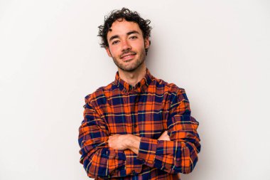 Beyaz arka planda izole genç beyaz adam gülüyor ve eğleniyor..