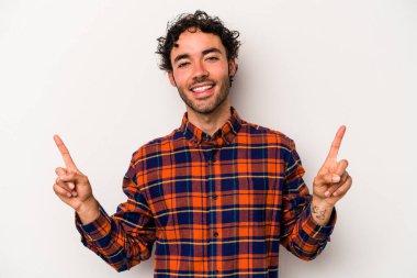 Beyaz arka planda izole genç beyaz adam işaret iki ön parmakları boş bir boşluk gösteren.