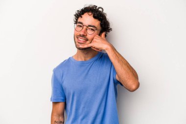 Beyaz arka planda izole edilmiş genç beyaz bir adam parmakları olan bir cep telefonu hareketi gösteriyor..