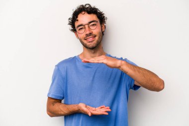 Beyaz arka planda izole edilmiş beyaz bir adam iki eliyle bir şey tutuyor..