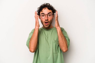 Beyaz arka planda izole edilmiş genç beyaz adam şaşırdı ve şok oldu..