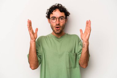 Beyaz arka planda izole genç beyaz adam bir fikri, ilham konsepti var.