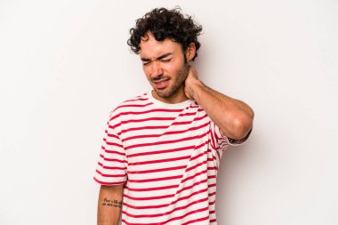 Beyaz arka planda izole olmuş genç beyaz bir adam stresten dolayı boynu ağrıyor, masaj yapıyor ve elle dokunuyor..