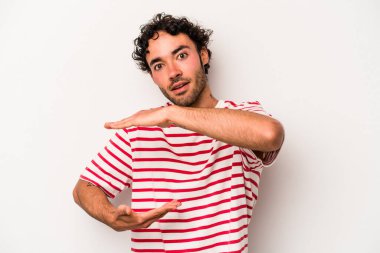 Beyaz arka planda izole edilmiş beyaz bir adam iki eliyle bir şey tutuyor..