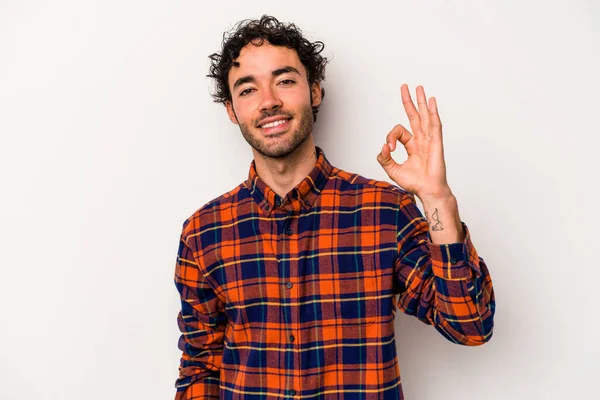 Beyaz arka planda izole edilmiş genç beyaz bir adam neşeli ve kendinden emin..