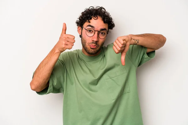 Young Caucasian Man Isolated White Background Showing Thumbs Thumbs Difficult — Stock Photo, Image