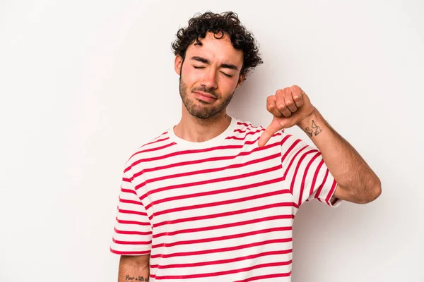 Beyaz arka planda izole edilmiş genç beyaz bir adam hoşlanmadığı bir jest yapıyor, kabul etmiyor. Anlaşmazlık konsepti.