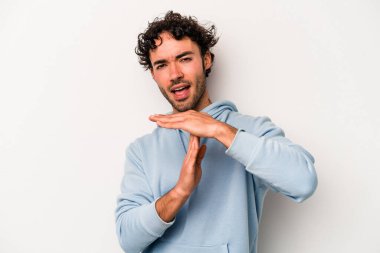 Beyaz arka planda izole edilmiş genç beyaz bir adam bir mola hareketi gösteriyor..