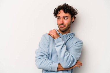 Beyaz arka planda soyutlanmış genç beyaz bir adam kafası karışmış, şüpheli ve güvensiz hissediyor..