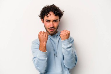 Beyaz arka planda izole edilmiş genç beyaz adam gergin elleriyle çığlık atıyor..