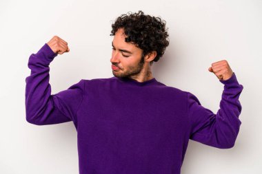 Beyaz arka planda izole edilmiş genç beyaz bir adam güçlü bir hareket gösteriyor, kollarıyla, kadınsı gücün sembolü.