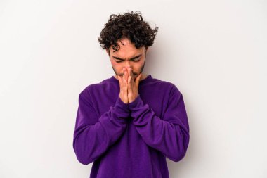 Beyaz arka planda izole edilmiş genç beyaz adam dua ediyor, bağlılık gösteriyor, dindar biri ilahi ilham arıyor..