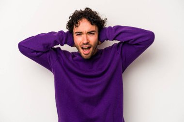 Beyaz arka planda izole olmuş genç beyaz bir adam çığlık atıyor, çok heyecanlı, tutkulu, bir şeyden memnun..