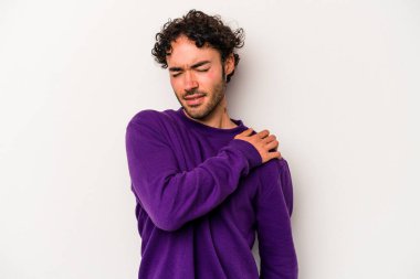 Beyaz arka planda izole edilmiş, omuz ağrısı olan genç beyaz bir adam..