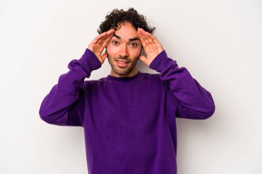 Beyaz arka planda izole genç beyaz adam hoş bir sürpriz alıyor, heyecanlı ve el kaldırıyor..