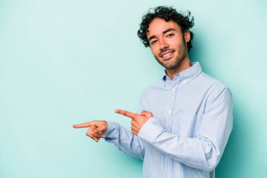 Beyaz arka planda izole edilmiş genç beyaz bir adam işaret parmağıyla işaret ettiği için heyecanlı..