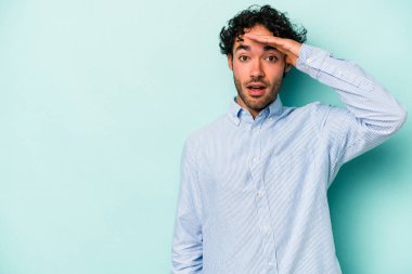 Beyaz arka planda izole genç beyaz adam yüksek sesle bağırıyor, gözleri açık ve elleri gergin tutuyor..