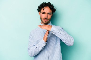 Beyaz arka planda izole edilmiş genç beyaz bir adam bir mola hareketi gösteriyor..