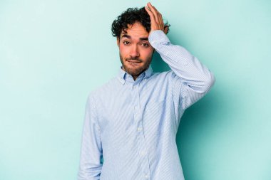 Beyaz arka planda izole genç beyaz adam şok, o önemli bir toplantı hatırladı.