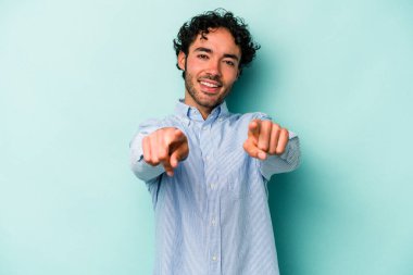 Beyaz arka planda soyutlanmış beyaz tenli genç adam öne bakan neşeli gülümsemeler..