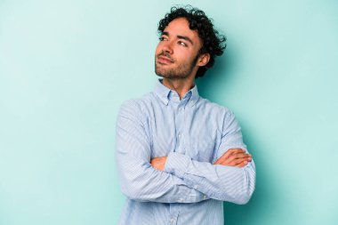 Beyaz arka planda izole edilmiş genç beyaz adam hedeflere ve amaçlara ulaşmayı hayal ediyor.