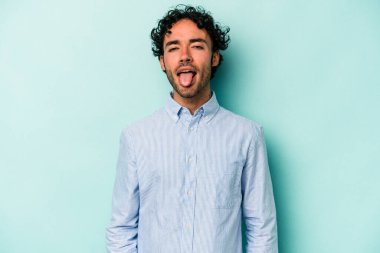 Beyaz arka planda izole edilmiş genç beyaz bir adam. Komik ve dost canlısı bir dil uzatıyor..