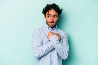 Beyaz arka planda izole edilmiş genç beyaz adam korkmuş ve korkmuş..