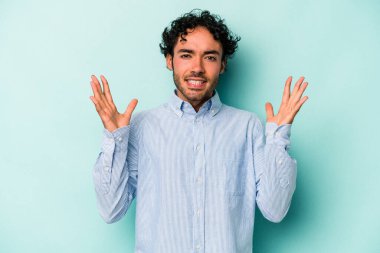 Beyaz arka planda izole edilmiş genç beyaz adam gökyüzüne haykırıyor, yukarı bakıyor, hayal kırıklığına uğramış..