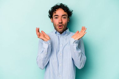 Beyaz arka planda izole edilmiş genç beyaz adam şaşırdı ve şok oldu..