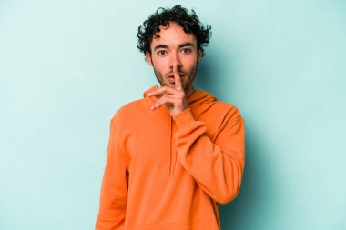 Beyaz arka planda izole edilmiş genç beyaz bir adam ya sır saklıyor ya da sessizlik istiyor..