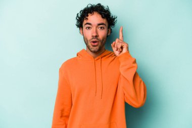 Beyaz arka planda izole genç beyaz adam bir fikri, ilham konsepti var.