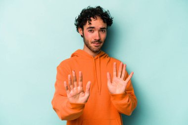 Beyaz arka planda izole edilmiş genç beyaz bir adam tiksinti belirtisi gösteren birini reddediyor..