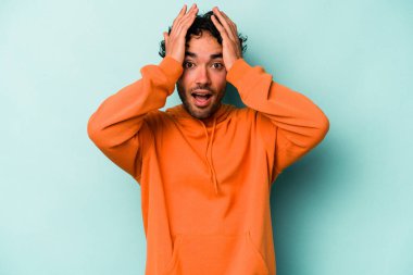 Beyaz arka planda izole olmuş genç beyaz bir adam çığlık atıyor, çok heyecanlı, tutkulu, bir şeyden memnun..