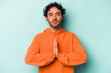 Beyaz arka planda izole edilmiş genç beyaz adam dua ediyor, bağlılık gösteriyor, dindar biri ilahi ilham arıyor..