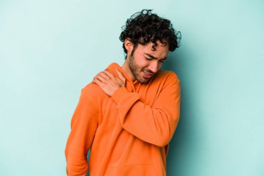 Beyaz arka planda izole edilmiş, omuz ağrısı olan genç beyaz bir adam..