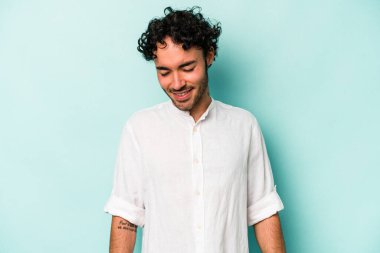 Beyaz arka planda izole edilmiş genç beyaz adam gülüyor ve gözlerini kapıyor, rahatlamış ve mutlu hissediyor..