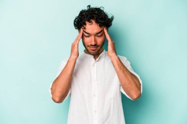 Beyaz arka planda izole edilmiş genç beyaz bir adam tapınaklara dokunuyor ve başı ağrıyor..