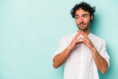 Kafkasyalı genç bir adam beyaz arka planda izole edildi. Aklında bir plan oluşturdu..