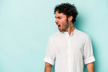 Beyaz arka planda izole genç beyaz adam çok kızgın, öfke kavramı bağırıyor, hayal kırıklığına uğramış.