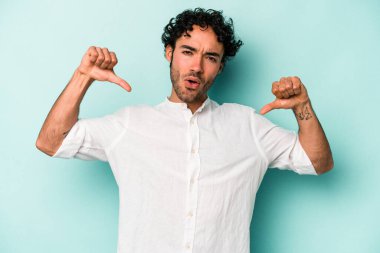 Beyaz arka planda izole edilmiş genç beyaz adam gururlu ve kendinden emin hissediyor, örnek olarak..