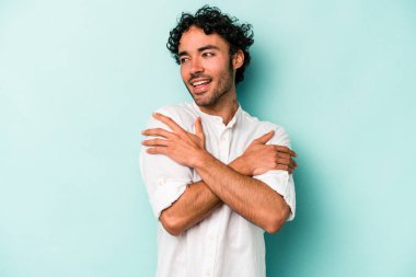 Beyaz arka planda izole edilmiş genç beyaz bir adam. Kucaklaşma, kaygısız gülümseme ve mutluluk..