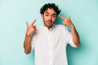 Beyaz arka planda izole edilmiş genç beyaz bir adam işaret parmağıyla hayal kırıklığı jesti gösteriyor..