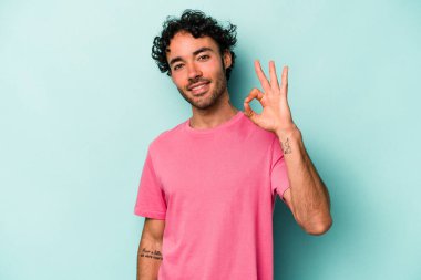 Beyaz arka planda izole edilmiş genç beyaz bir adam neşeli ve kendinden emin..