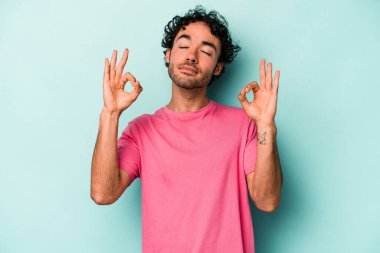 Beyaz arka planda izole edilmiş genç beyaz adam yoğun bir günün ardından rahatlıyor. Yoga yapıyor..