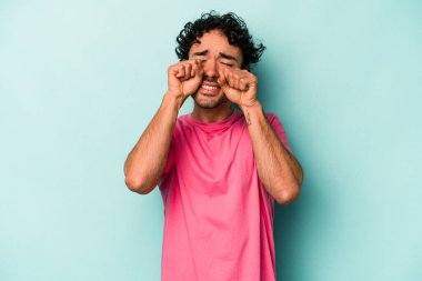 Beyaz arka planda ağlayan ve sızlanan beyaz tenli genç bir adam var..